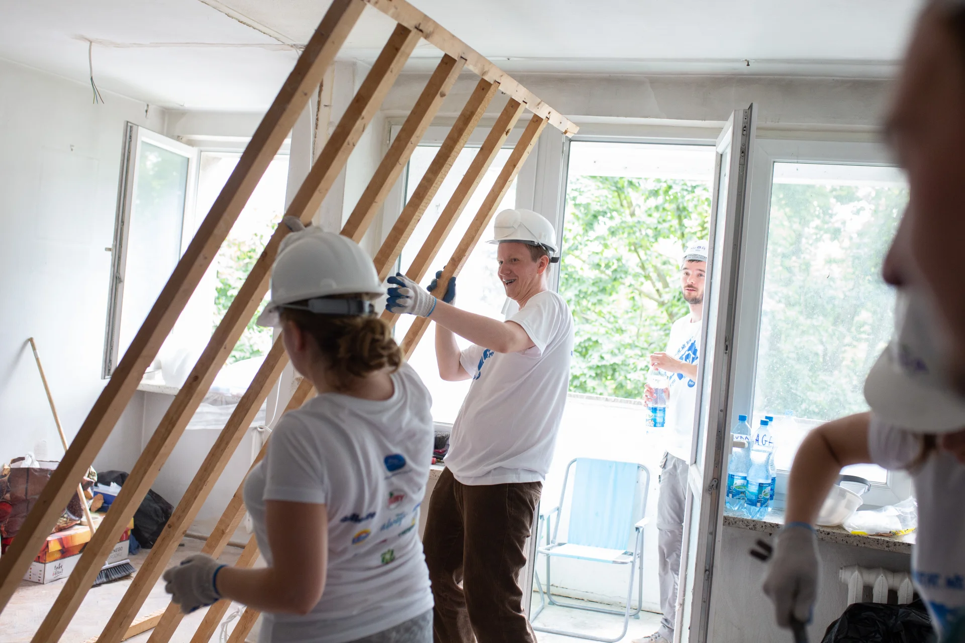 Wolontariusze nie bali się wykonywać takich prac remontowych jak burzenie ścianki działowej.
