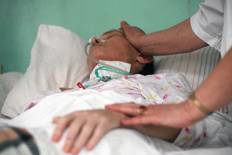 Można składać wnioski o wypłatę 500 zł dla osób potrzebujących stałej pomocy. Pierwsze wypłaty już w październiku.