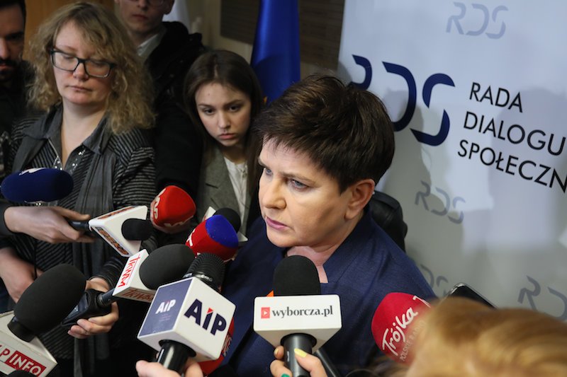 Strajk nauczycieli. Związkowy rozmawiają ze stroną rządową. Beata Szydło na czele delegacji