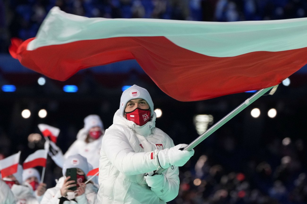 Chorąży polskiej reprezentacji Zbigniew Bródka podczas ceremonii otwarcia zimowych igrzysk w Pekinie.