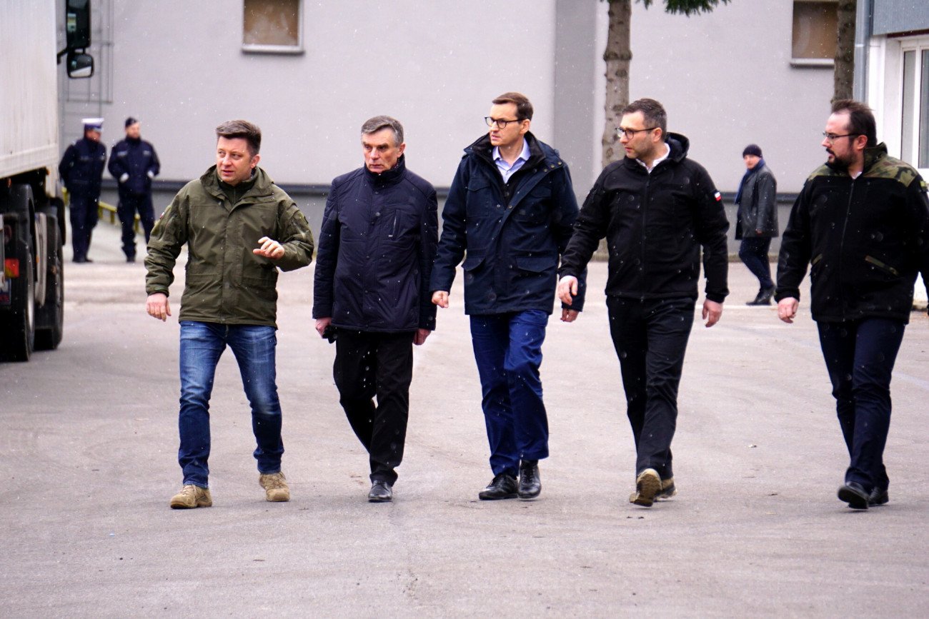Premier Morawiecki, szef KPRM Dworczyk i wiceszef MSZ Jabłoński wizytują jeden z magazynów Agencji Rezerw Materiałowych.