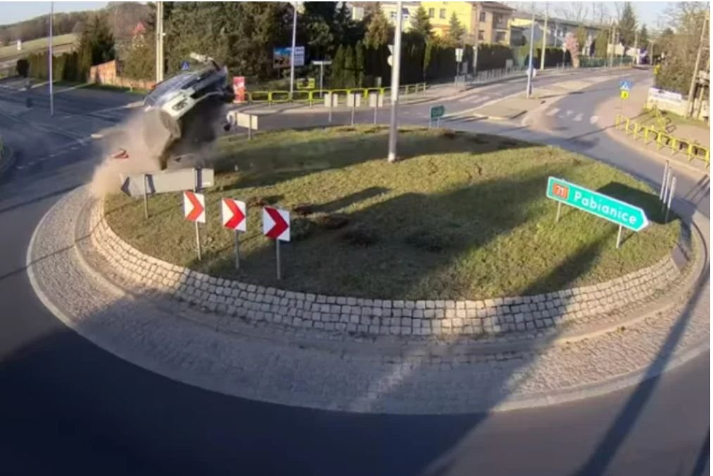 Mężczyzna, który pod wpływem alkoholu spowodował wypadek na rondzie w Rąbieniu w kwietniu 2020 roku usłyszał wyrok roku pozbawienia wolności w zawieszeniu na trzy lata.