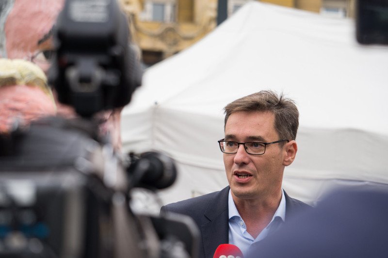 Gergely Karácsony, po polsku Gergely Boże Narodzenie. Jest kandydatem opozycji na burmistrza Budapesztu.