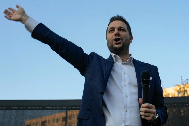 Sztabowcy Patryka Jakiego przekonują, że jako prezydent w pierwszym tygodniu urzędowania podpisze decyzję o budowie 50 nowych przedszkoli i żłobków. To kłamstwa, bez złamania procedury nie będzie miał prawa niczego takiego zrobić.