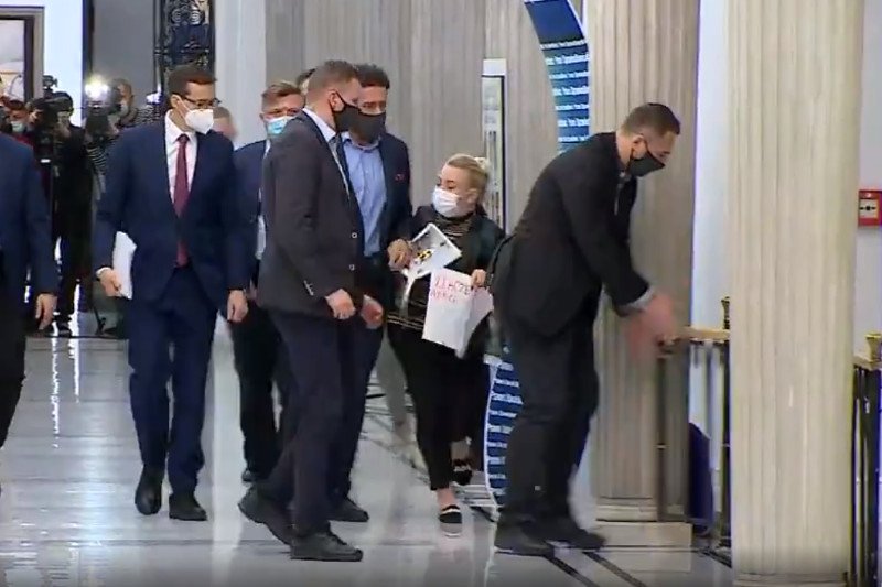 Posłanka Hartwich próbowała zagrodzić drogę ministrowi Dworczykowi.