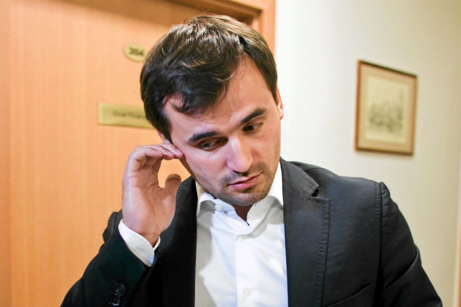 Inernauci przy okazji zatrzymania Władysława Frasyniuka przez policję, przypominają, jak wyglądało zatrzymanie Marcina Dubienieckiego.