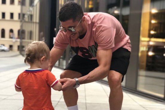 Robert Lewandowski został wyśmiany przez internautów po wrzuceniu zdjęcia z córką Klarą na Twittera.