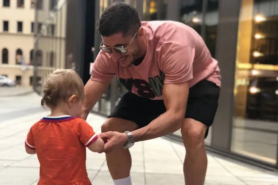 Robert Lewandowski został wyśmiany przez internautów po wrzuceniu zdjęcia z córką Klarą na Twittera.