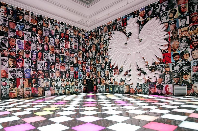 Nowa instalacja Piotra Uklańskiego "Polska über alles" w Zachęcie. I tym razem wywoła kontrowersje podobne do "Nazistów"?