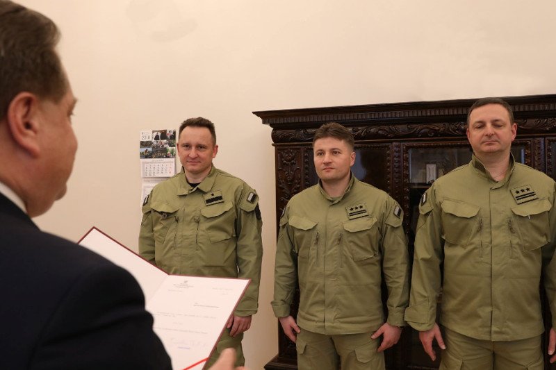 Płk Paweł Tymiński (na zdjęciu po środku) od lutego 2018 pełnił funkcję zastępcy komendanta SOP.