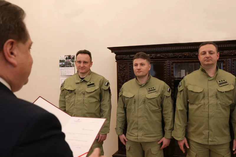 Płk Paweł Tymiński (na zdjęciu po środku) od lutego 2018 pełnił funkcję zastępcy komendanta SOP.