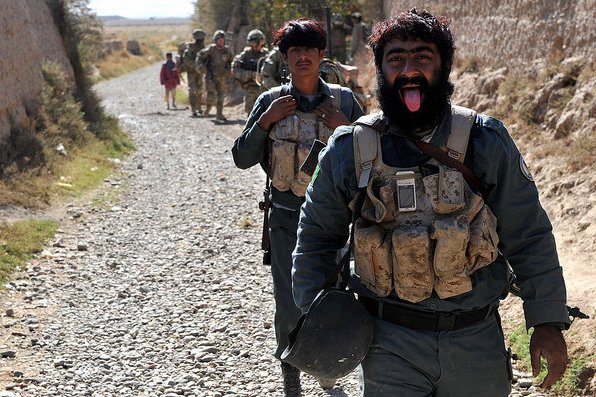Afgańscy policjanci wyruszają na patrol