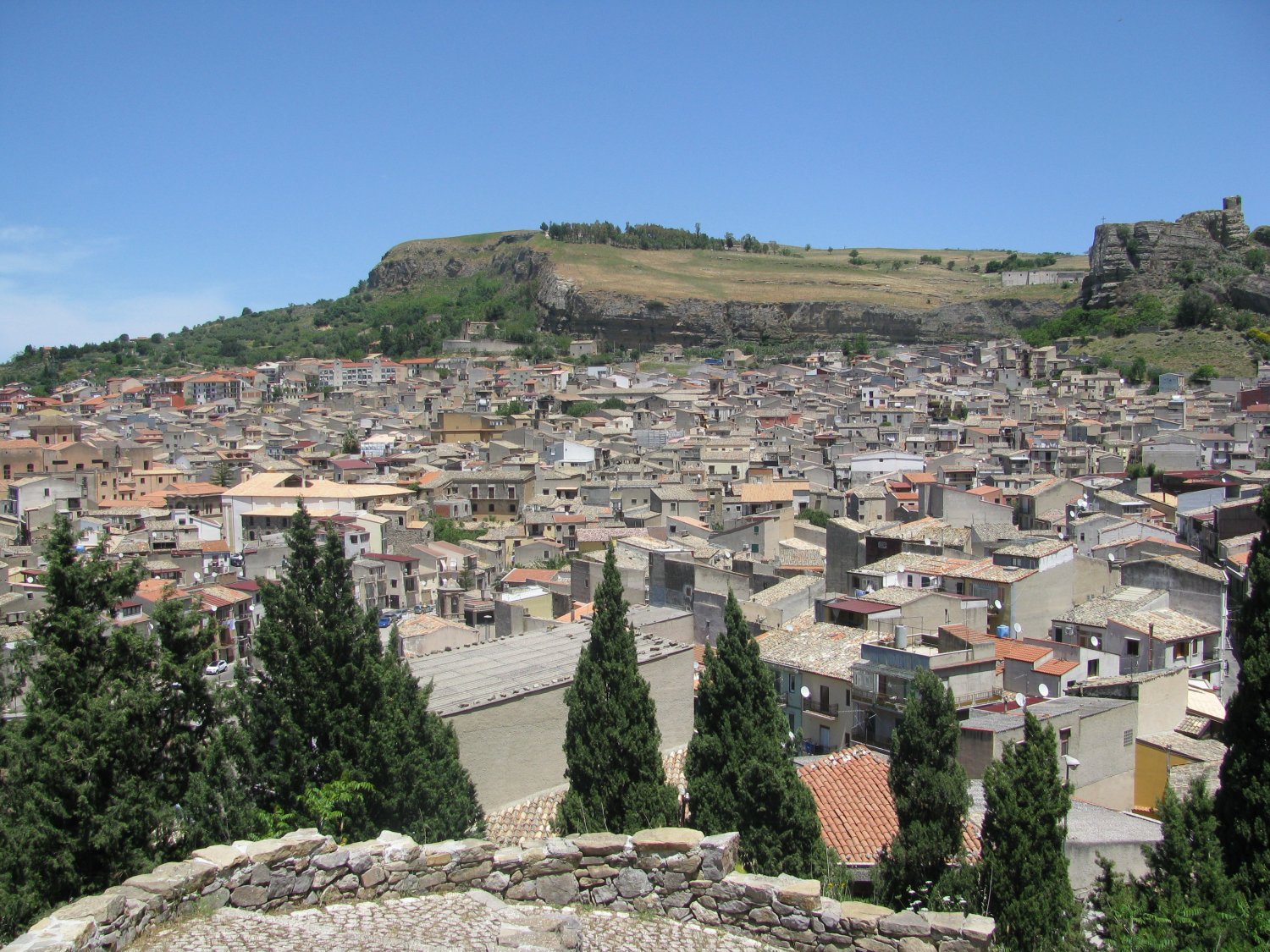 Widok na Corleone - miasteczka rozsławionego przez działającą tu mafię.