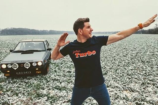 Filip Chajzer projektantem - w styczniu rusza ze stałą sprzedażą bluz i koszulek.