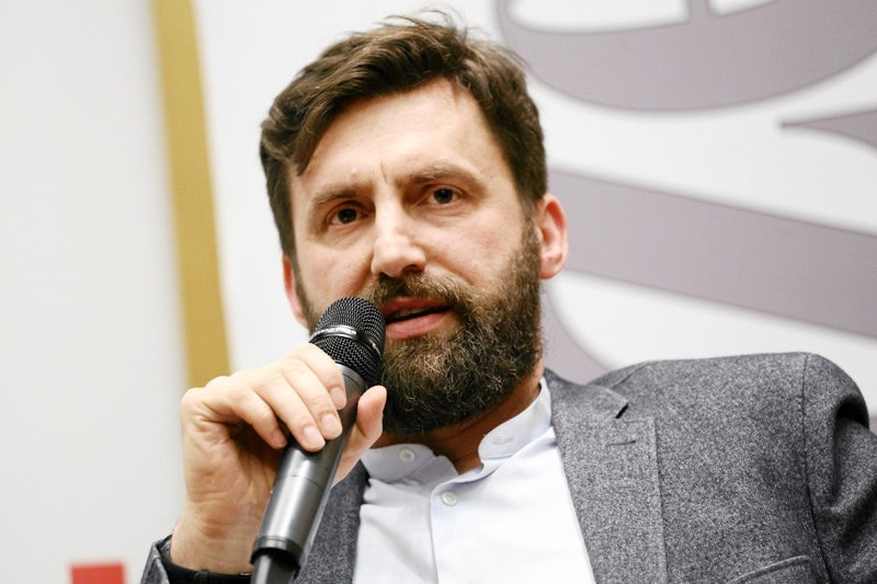 Kamil Dąbrowa zamienia karierę dziennikarską na urzędniczą. Został on nowym rzecznikiem warszawskiego ratusza, którym kieruje Rafał Trzaskowski.