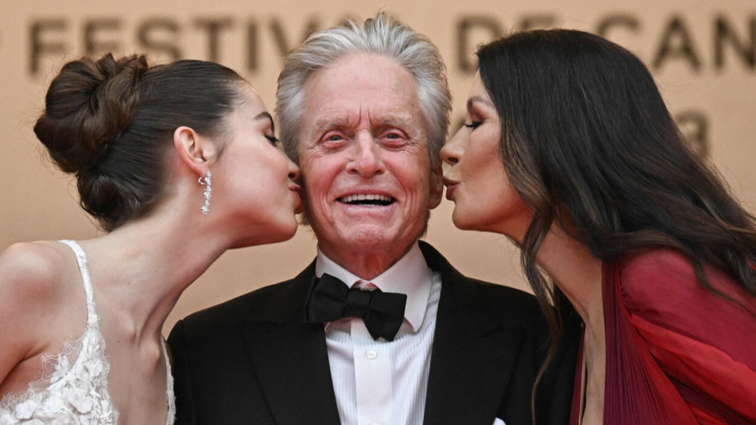 Cannes 2023. Michael Douglas dostał honorową nagrodę, ale szał wzbudziła jego córka Carys Zeta Douglas.