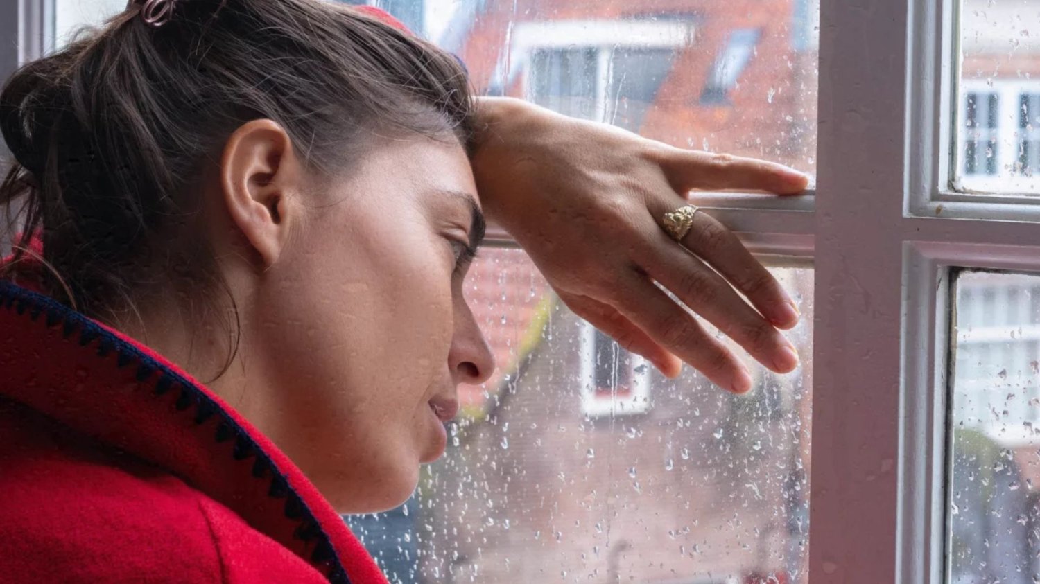 "Jesienna deprecha" i "grobowy nastrój". Psychiatra radzi, jak przetrwać do wiosny