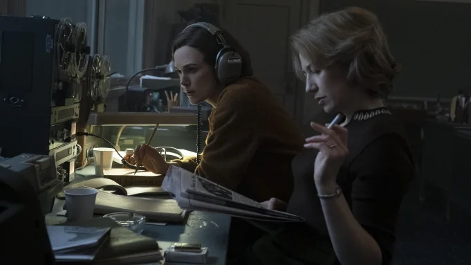 Keira Knightley i Carrie Coon, Dusiciel z Bostonu