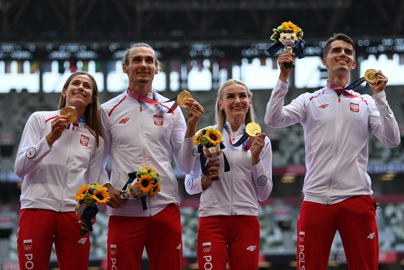 Justyna Święty-Ersetic (druga z prawej) wycofała się ze startów indywidualnych na igrzyskach w Tokio