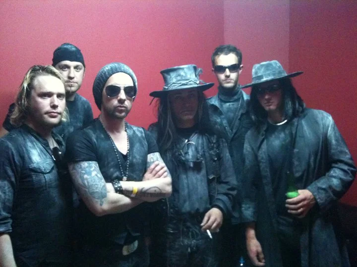 Nergal wraz z Carlem McCoyem i członkami Fields of the Nephilim