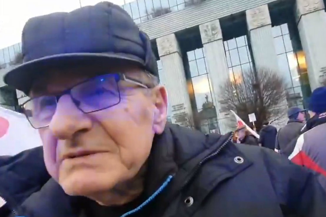 Kontrmanifestanci z Klubów "Gazety Polskiej" nie byli zbyt uprzejmi dla dziennikarzy.