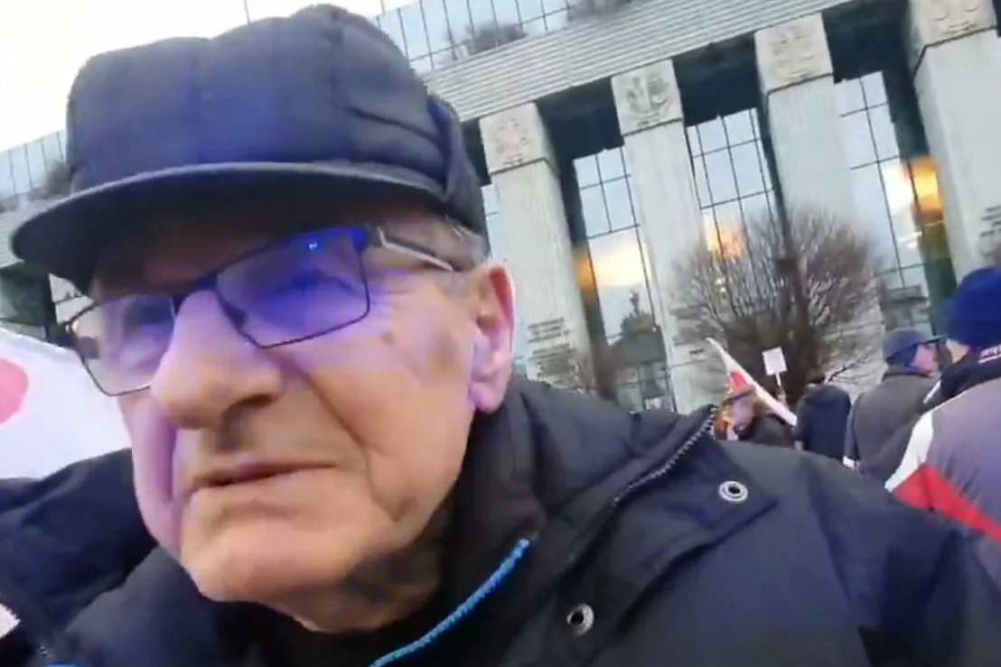 Kontrmanifestanci z Klubów "Gazety Polskiej" nie byli zbyt uprzejmi dla dziennikarzy.