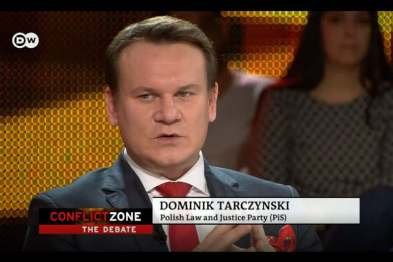 Dominik Tarczyński, poseł PiS, często jest gościem zagranicznych mediów.