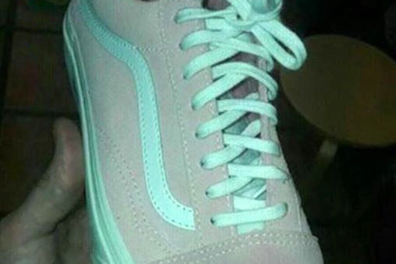 Jaki kolor ma ten but? Jedni twierdzą, że jest miętowo-szary. Inni uparcie przekonują, iż widzimy obuwie w kolorze biało-różowym.