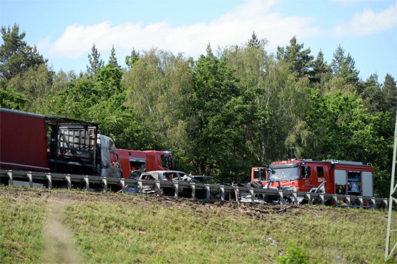 Policja cały czas pracuje w miejscu tragicznego wypadku.