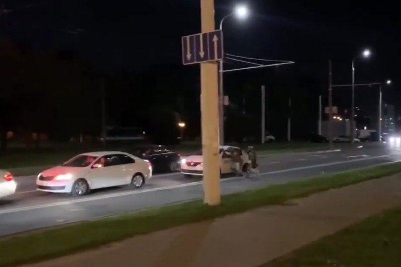 Mężczyznę przed OMON-em uratował najprawdopodobniej kierowca taksówki.