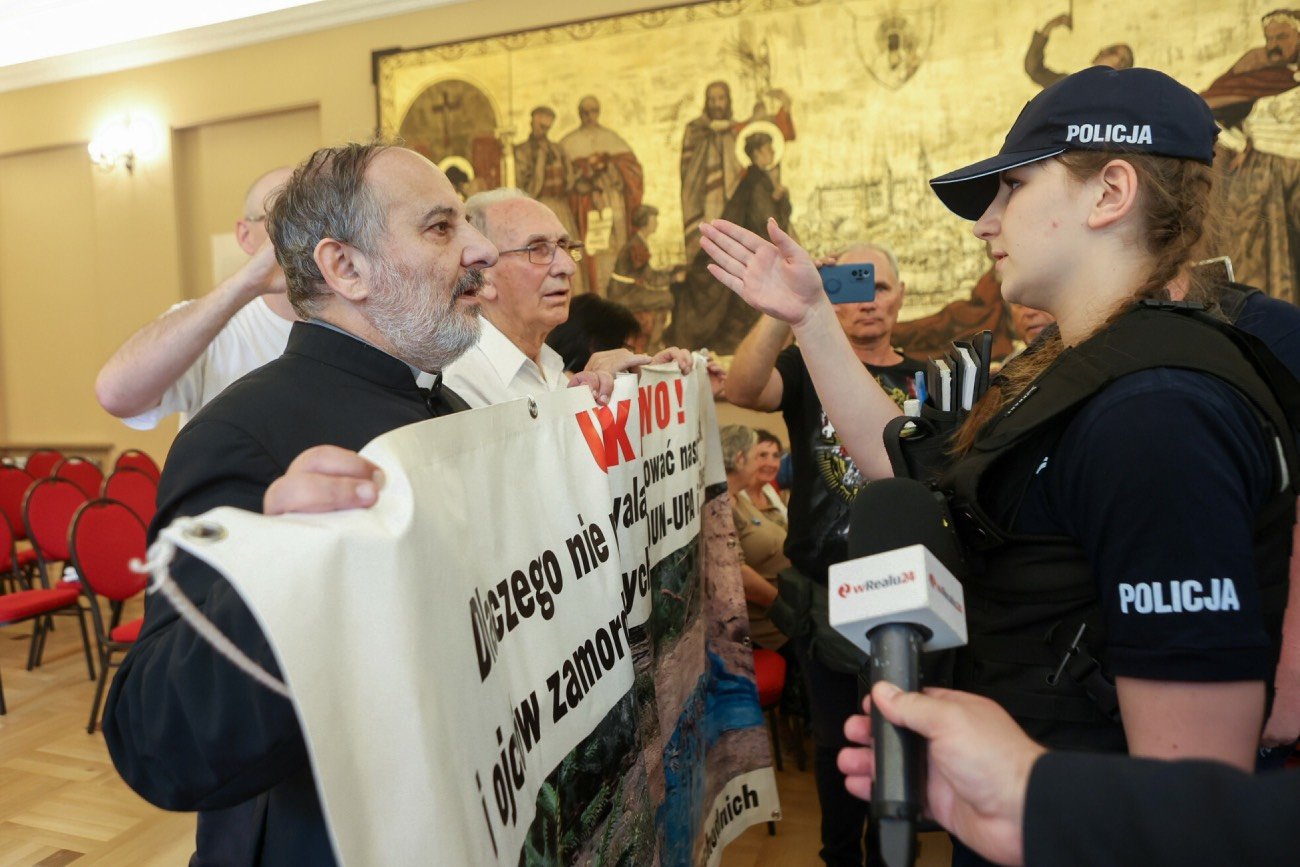 Ksiądz Tadeusz Isakowicz-Zaleski z transparentem