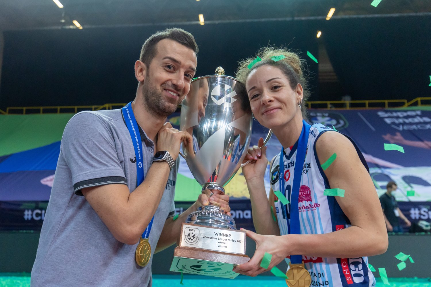 Daniele Santarelli i jego żona Monica De Gennaro z pucharem za triumf w Lidze Mistrzyń