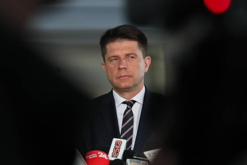 Ryszard Petru przypomina o sobie wymownym komentarzem na temat zastanawiającego zbiegu okoliczności ws terminu. lockdownu i rocznicy katastrofy smoleńskiej.