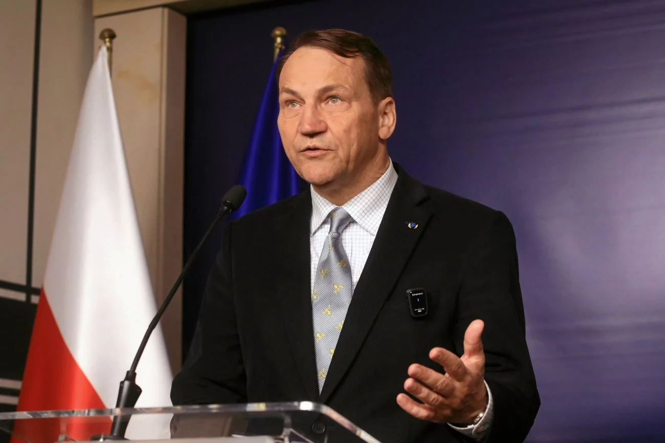 Mocne słowa Radosława Sikorskiego. Uderzył w Dudę za chwalenie Bąkiewicza Radosław Sikorski