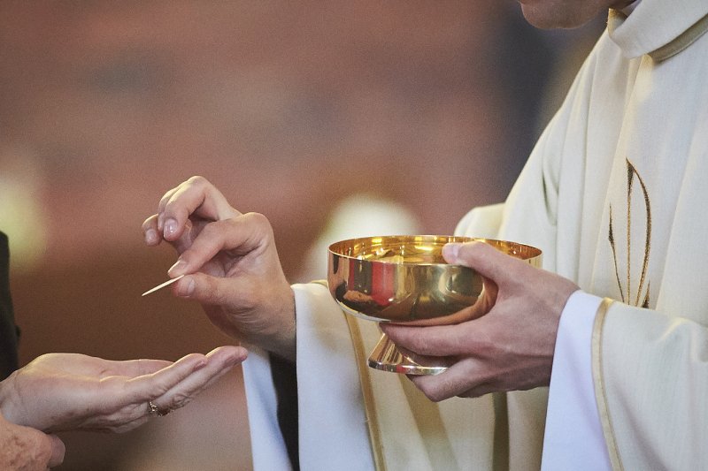 Księża z Dębicy mają ważny apel do parafian, którzy chcą przyjmować komunię.