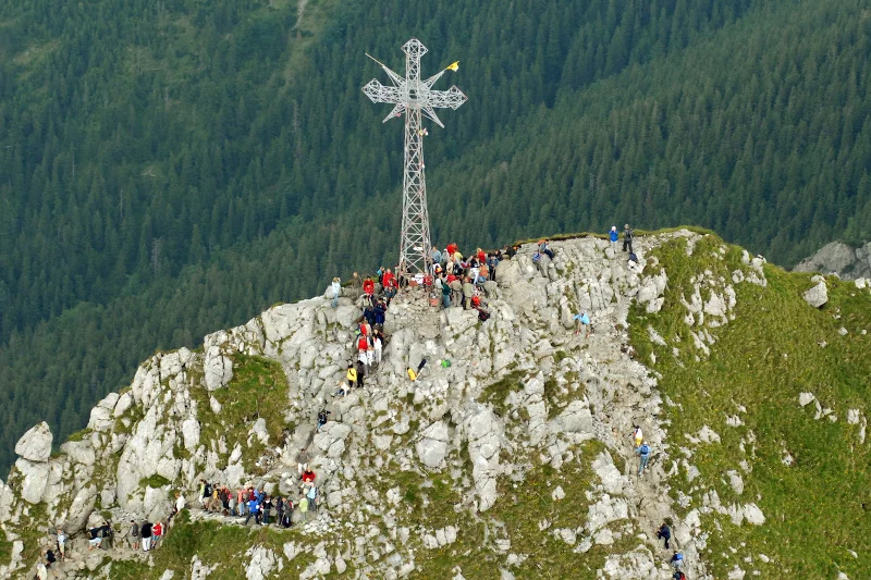 Po tragedii w Tartach rozpoczęła się dyskusja o demontażu krzyża na Giewoncie.