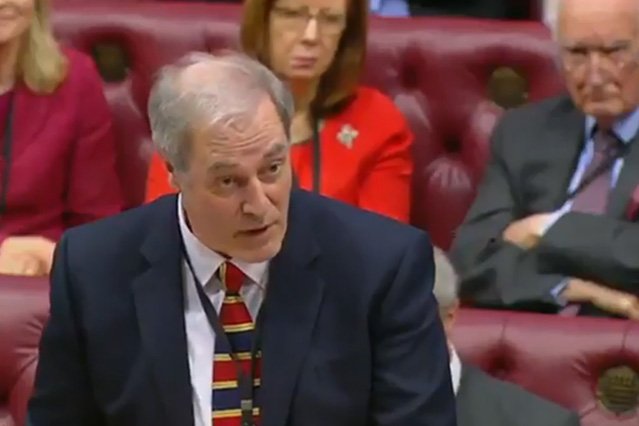 Lord Michael Bates złożył rezygnację po tym, jak spóźnił się kilka minut na posiedzenie.