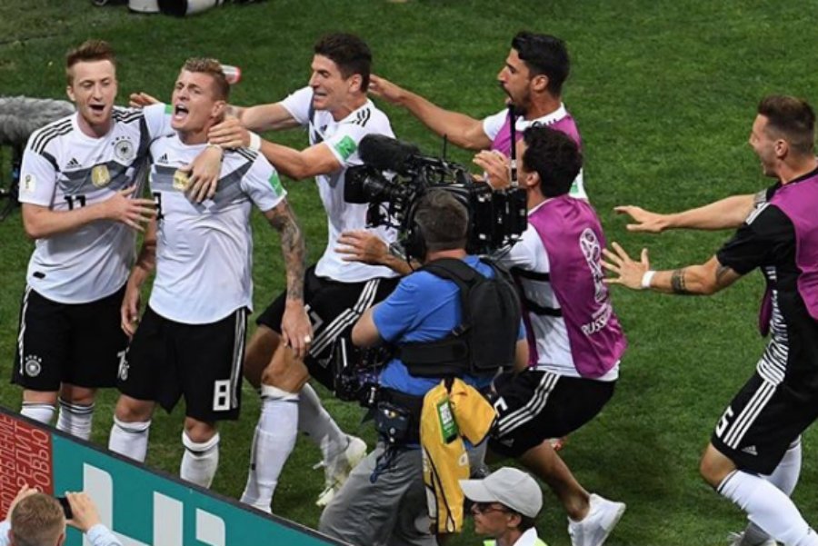 Upływała właśnie ostatnia minuta doliczonego czasu gry w meczu Niemcy-Szwecja, gdy Toni Kroos przepięknym uderzeniem z rzutu wolnego zapewnił naszym sąsiadom zwycięstwo.