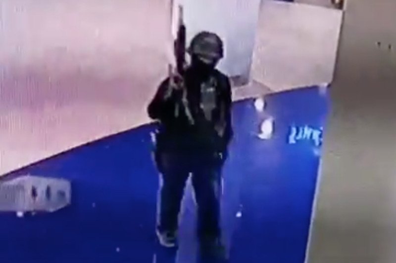 Centrum handlowe w sobotnie popołudnie było pełne ludzi. Kamery uchwyciły uzbrojonego napastnika.