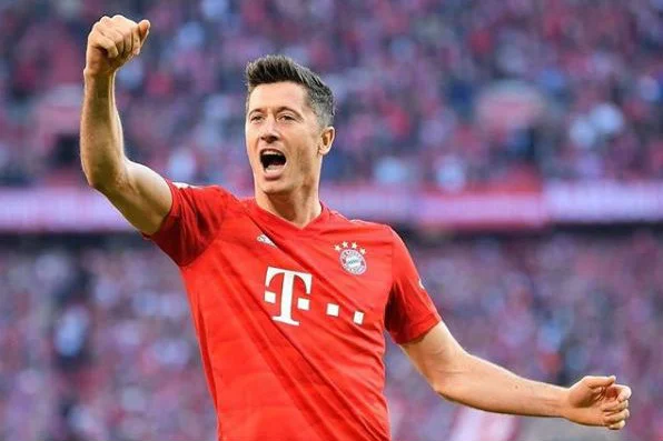 Robert Lewandowski strzelił w meczu Bayernu z Borussią dwie bramki. Bawarczycy wygrali mecz na szczycie aż 4:0.