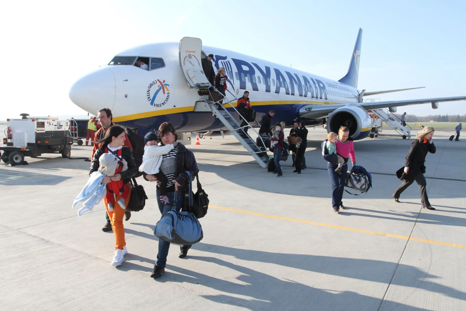 Większe plecaki w Ryanairze po zmianie zasad Pasażerowie Ryanaira zabiorą większy plecak do samolotu