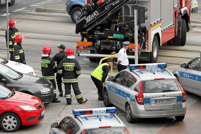 Policja ewakuuje kilkadziesiąt placówek w całym kraju