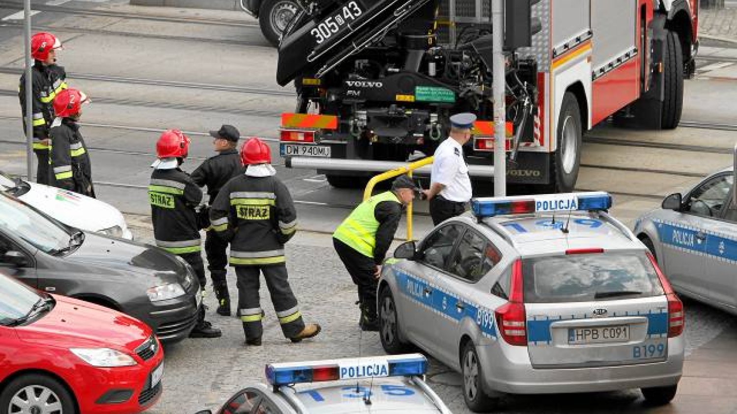 Policja ewakuuje kilkadziesiąt placówek w całym kraju