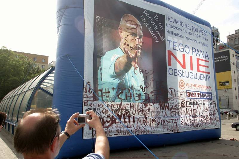 Dzięki podyktowanemu karnemu Howard Webb stał się w 2008 persona non grata w Polsce.