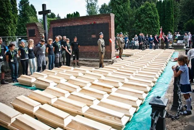 Uroczystość odprowadzenia szczątków wydobytych w pierwszy etapie prac poszukiwawczych na Powązkach Wojskowych.