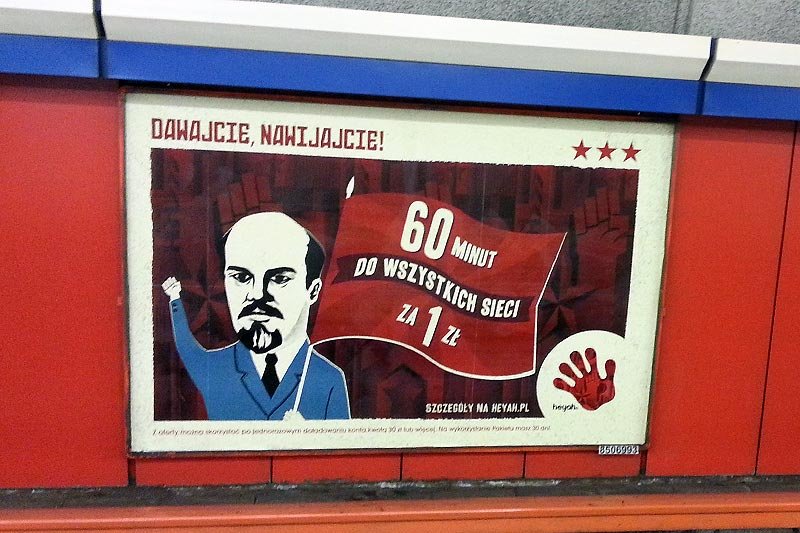 Plakaty kampanii reklamowej Heyah z Leninem w warszawskim metrze. Oburza Was taka reklama?