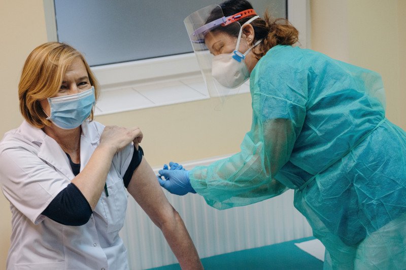 Małgorzata Sobaniec, pielęgniarka oddziału zakaźnego Uniwersyteckiego Centrum Klinicznego jako pierwsza na pomorzu otrzymała szczepionkę przeciwko Covid-19 produkcji firm Pfizer / Biontech