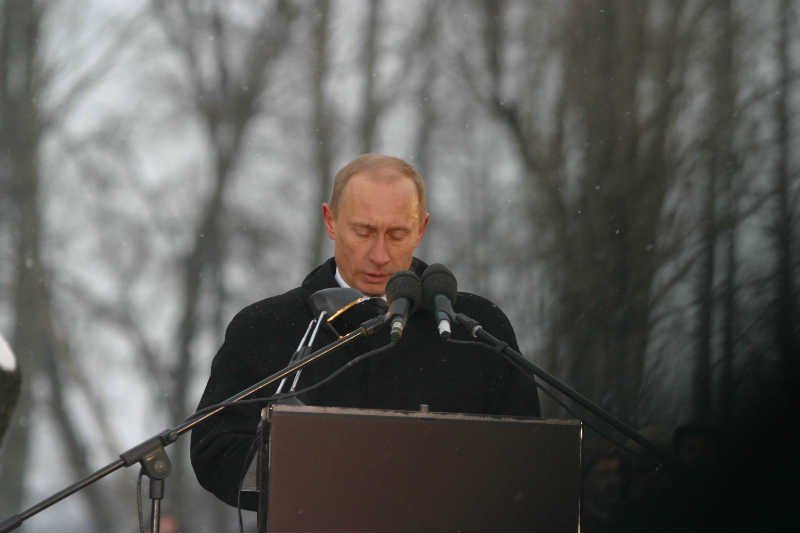 Władimir Putin podczas 60. rocznicy wyzwolenia Auschwitz-Birkenau w 2005 roku.