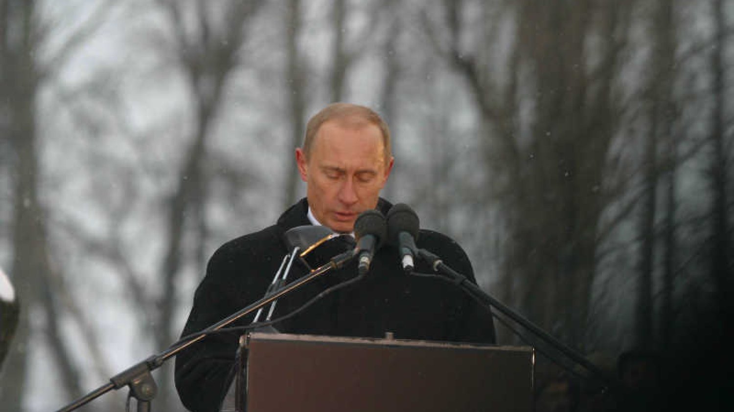 Władimir Putin podczas 60. rocznicy wyzwolenia Auschwitz-Birkenau w 2005 roku.