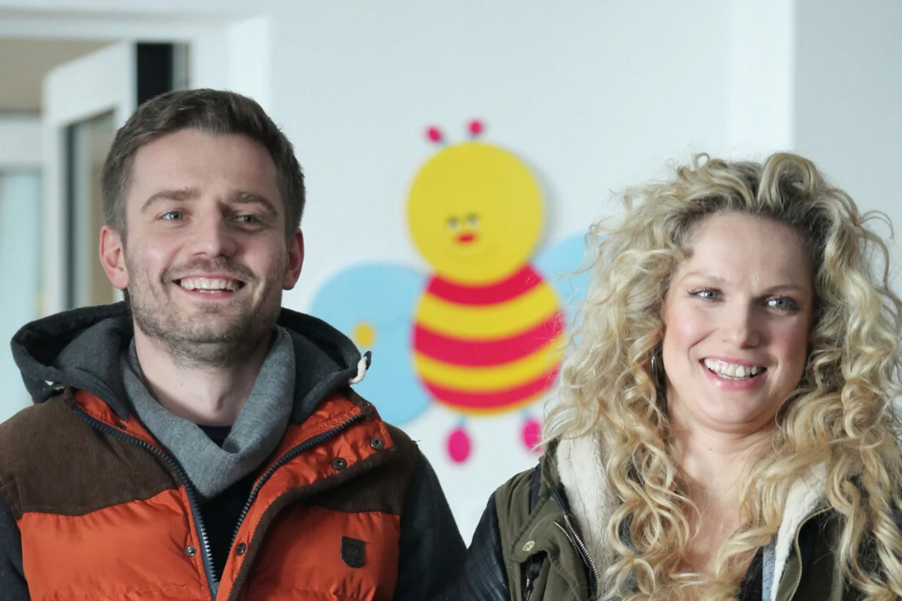Marcin Rogacewicz i Joanna Liszowska na planie serialu "Przyjaciółki" w 2014 roku
